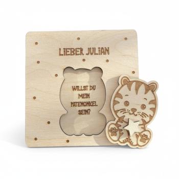 Quadratische Holzkarte aus Birkensperrholz mit herausnehmbarem Tiermotiv und individueller Namensgravur